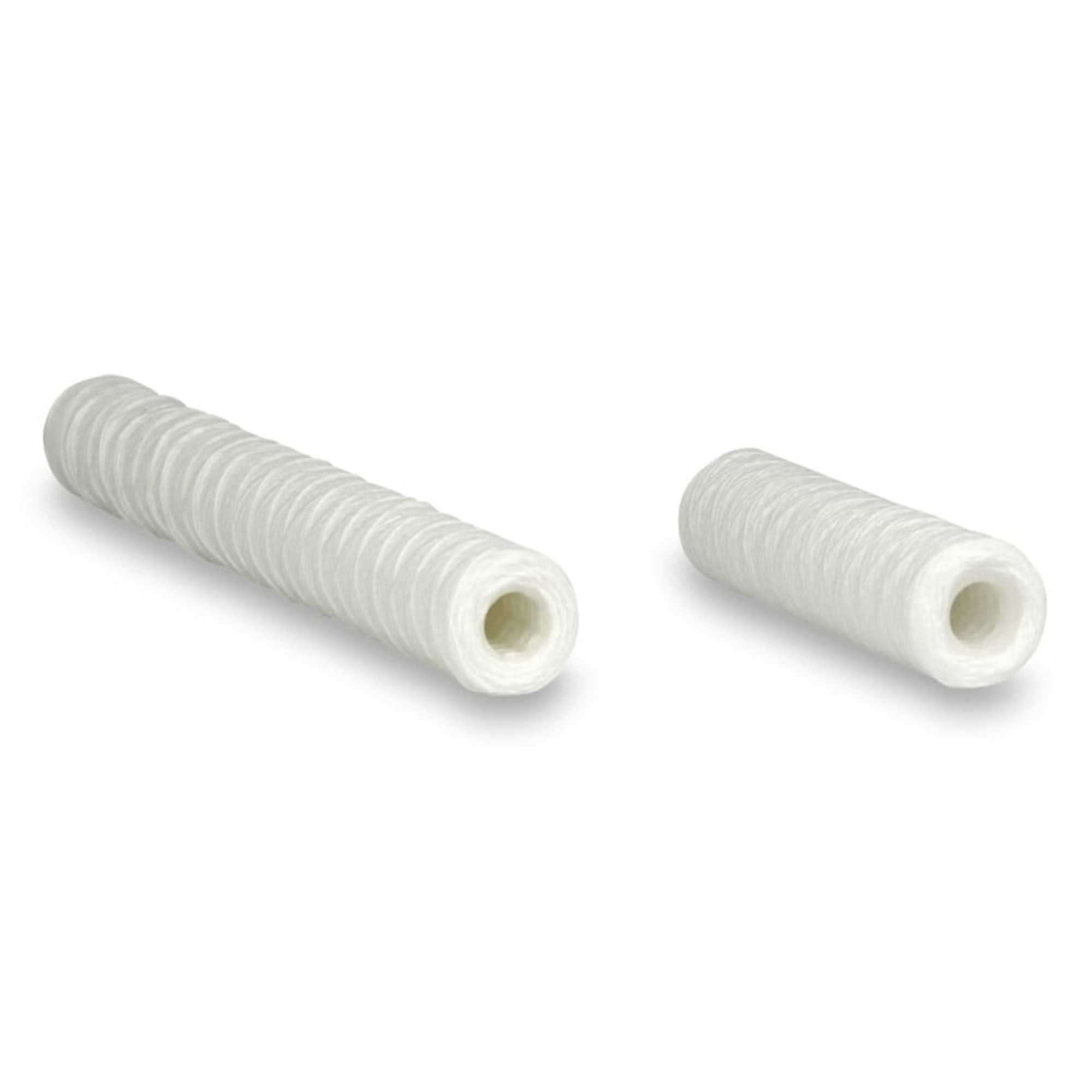 Zwei weiße, spiralförmige Rollen aus einem faserartigen Material sind nebeneinander angeordnet. Beide Rollen haben ein offenes Ende und eine gleichmäßige, gewickelte Struktur. Sie könnten für Handwerks- oder Bauzwecke verwendet werden.