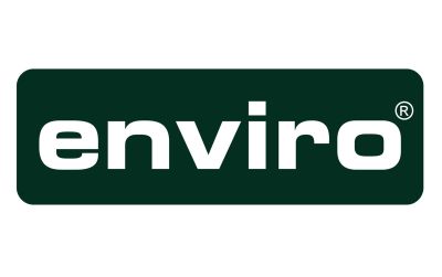 Das Bild zeigt das Logo der Marke "enviro". Der Schriftzug ist in Weiß auf einem dunkelgrünen Hintergrund platziert. "enviro" ist in einer modernen Sans-Serif-Schriftart geschrieben. Rechts oben befindet sich ein eingetragenes Warenzeichen-Symbol.