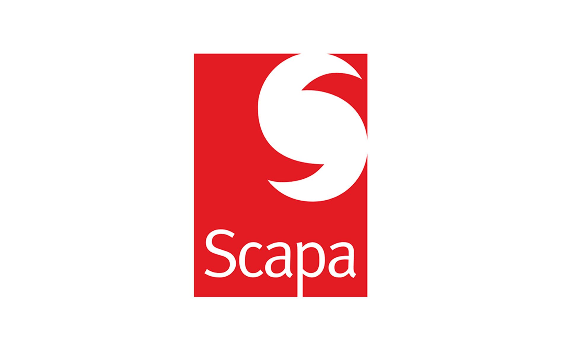 Das Bild zeigt ein Logo auf rotem Hintergrund. Das Logo besteht aus einem stilisierten weißen S, das mit einer geschwungenen Form verbunden ist. Unter dem Symbol steht der Text „Scapa“ in weißer Schrift.