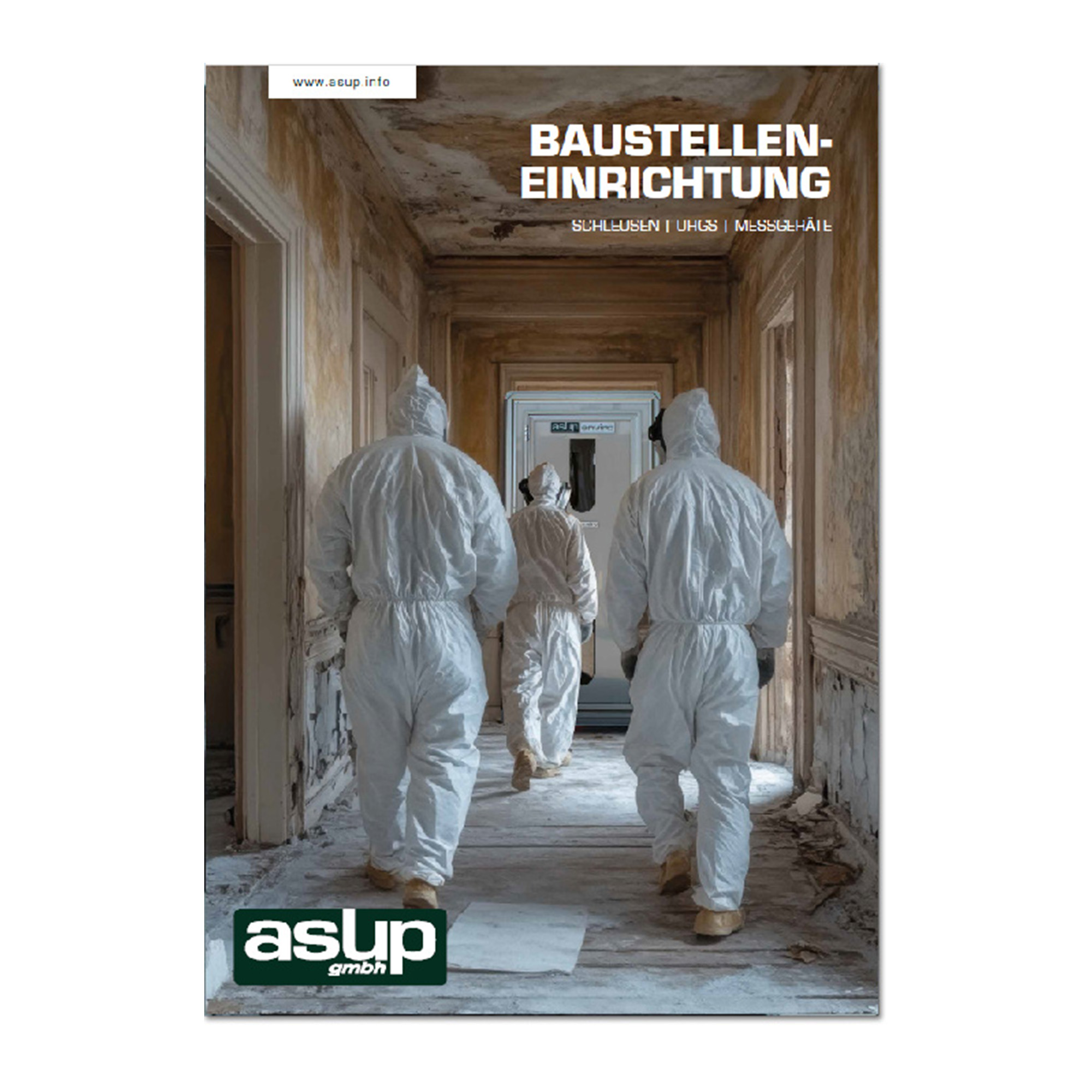 Drei Personen in weißen Schutzanzügen gehen durch einen stark beschädigten Innenflur einer Baustelle; darüber steht „Baustelleneinrichtung“