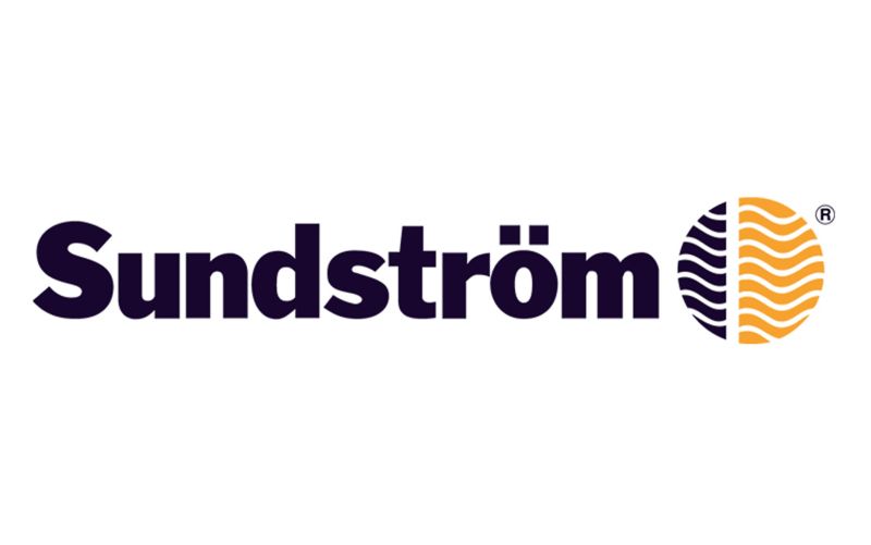 Logo der Marke Sundström mit dem Schriftzug "Sundström" in dunkler Schrift und einem grafischen Symbol, das eine Welle in zwei Farben darstellt – Schwarz und Orange. Das Design vermittelt ein Gefühl von Sicherheit und Innovation im Bereich Atemschutz.