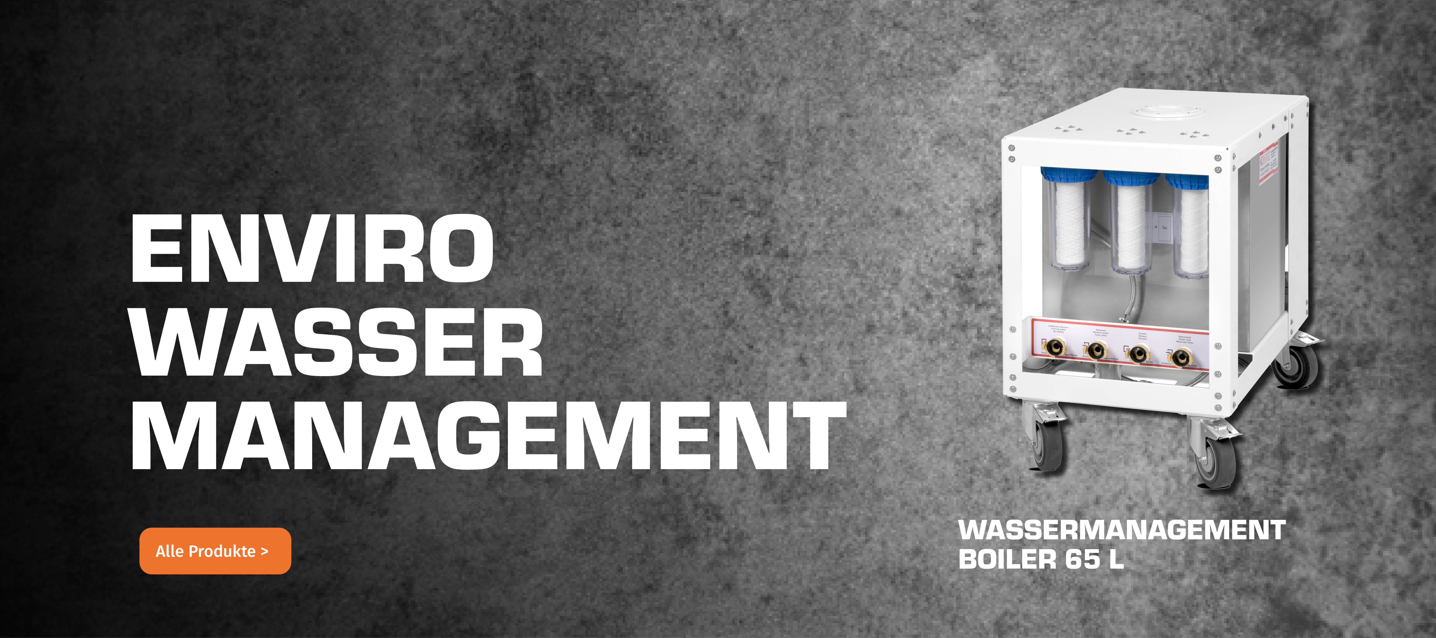 Das Bild zeigt einen Wasserboiler von Enviro Wasser Management mit einem Volumen von 65 Litern. Der Boiler ist auf Rollen montiert und hat mehrere Wasserfilter und Anschlüsse an der Vorderseite. Der Hintergrund ist dunkel und strukturiert.